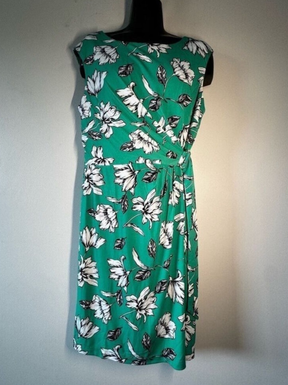 Laura Chic Floral Sleeveless Midi Dress in Green Medium